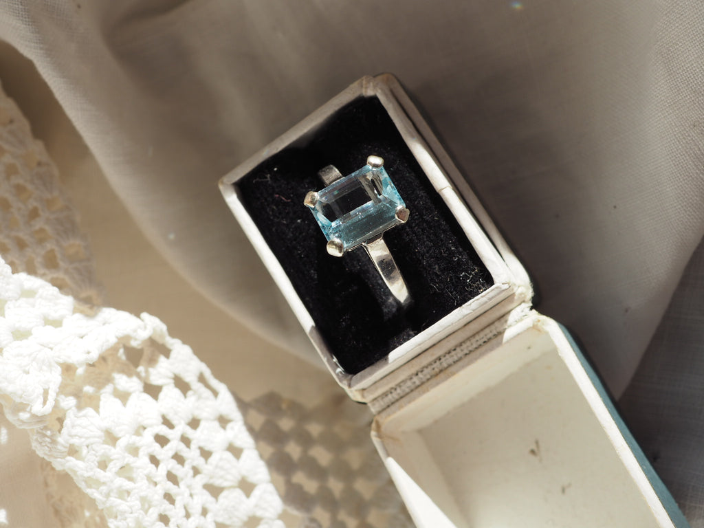 9ct White Gold Aquamarine Ring