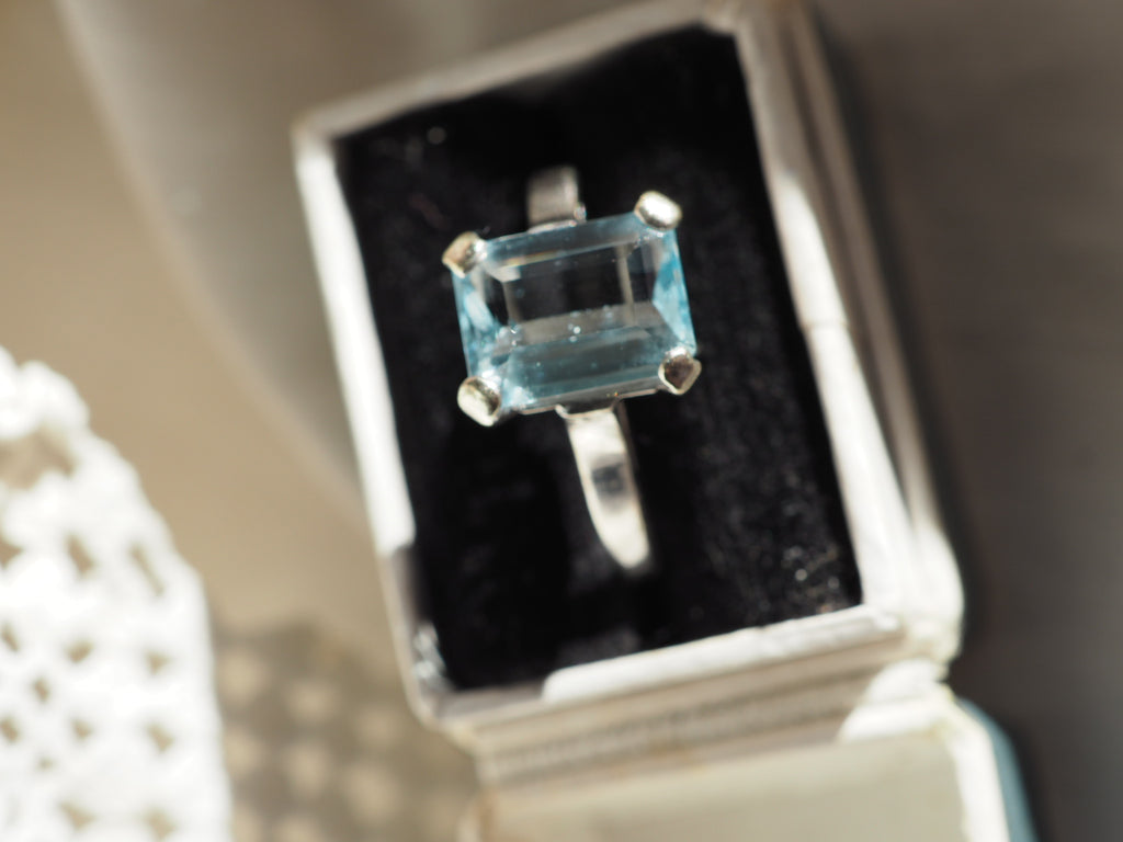 9ct White Gold Aquamarine Ring