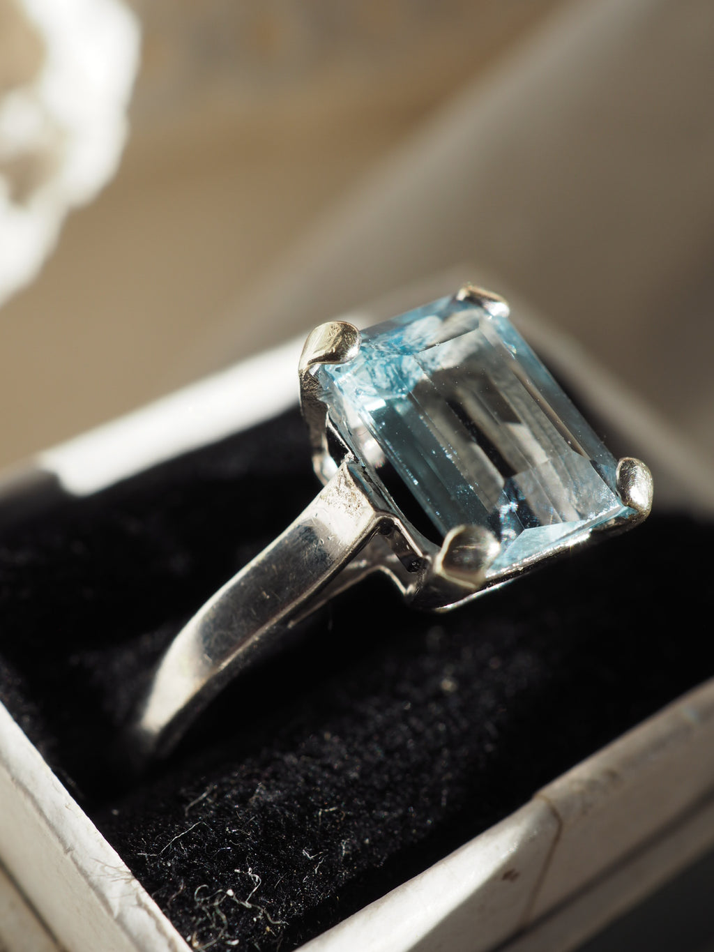 9ct White Gold Aquamarine Ring