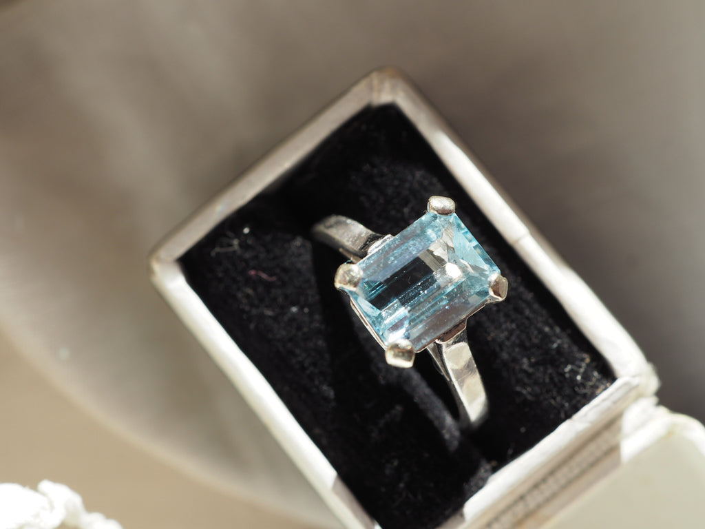 9ct White Gold Aquamarine Ring