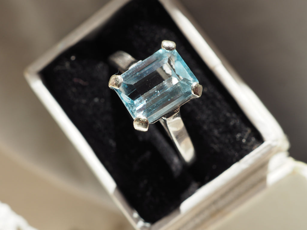 9ct White Gold Aquamarine Ring