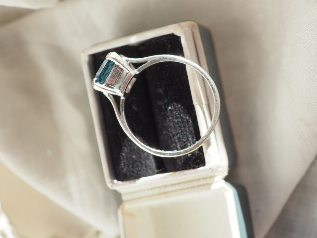 9ct White Gold Aquamarine Ring