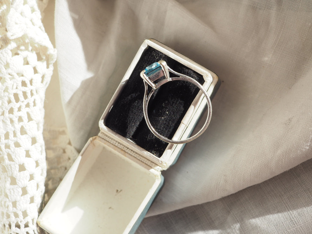 9ct White Gold Aquamarine Ring