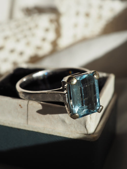 9ct White Gold Aquamarine Ring