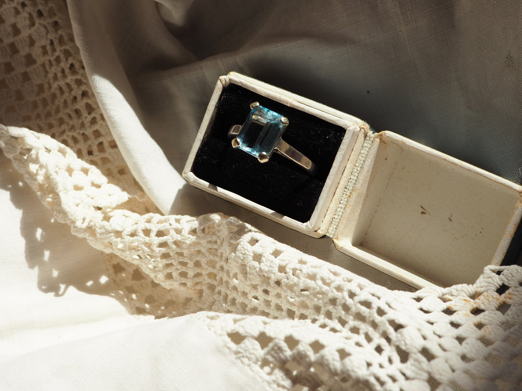 9ct White Gold Aquamarine Ring