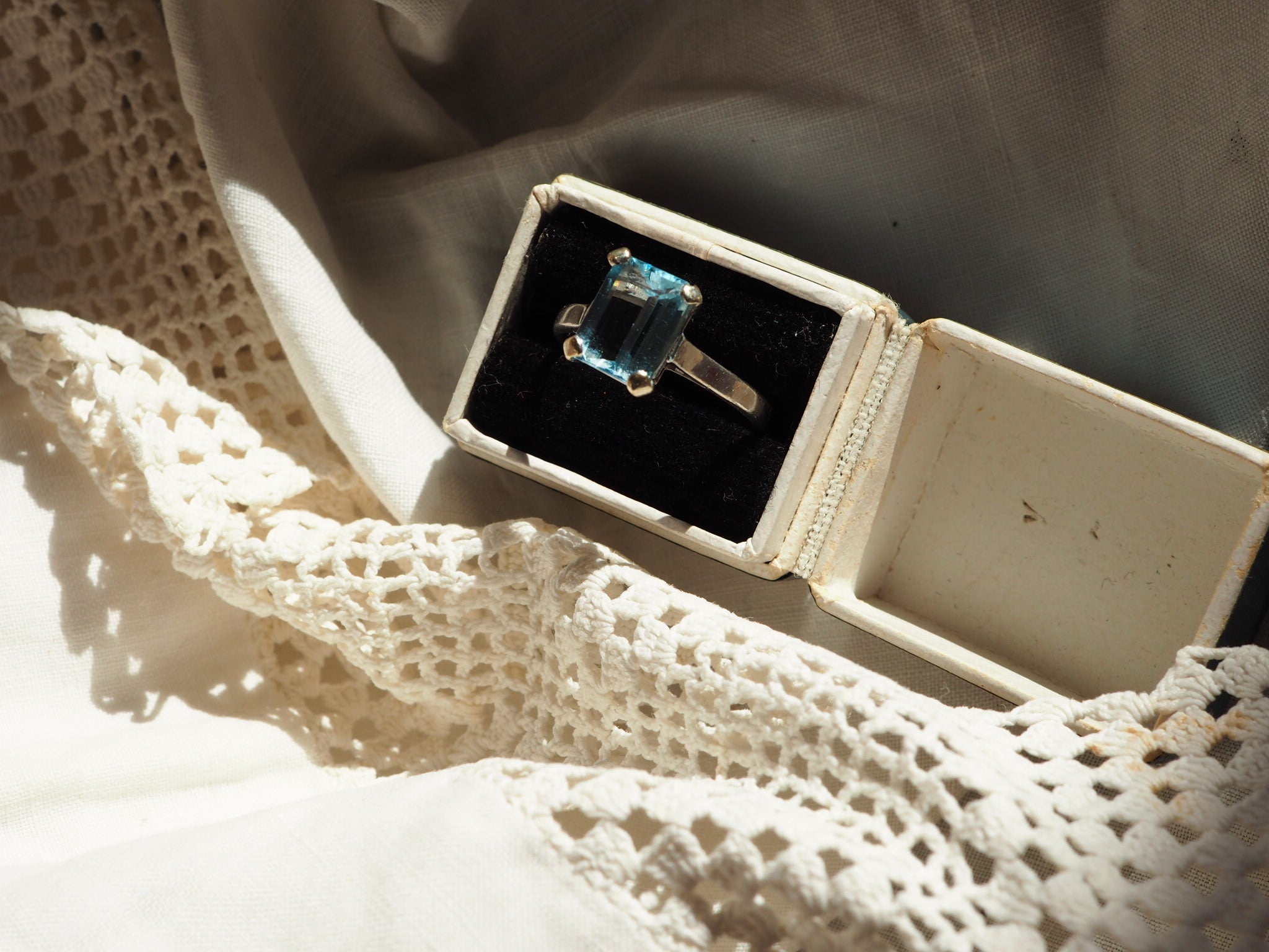 9ct White Gold Aquamarine Ring