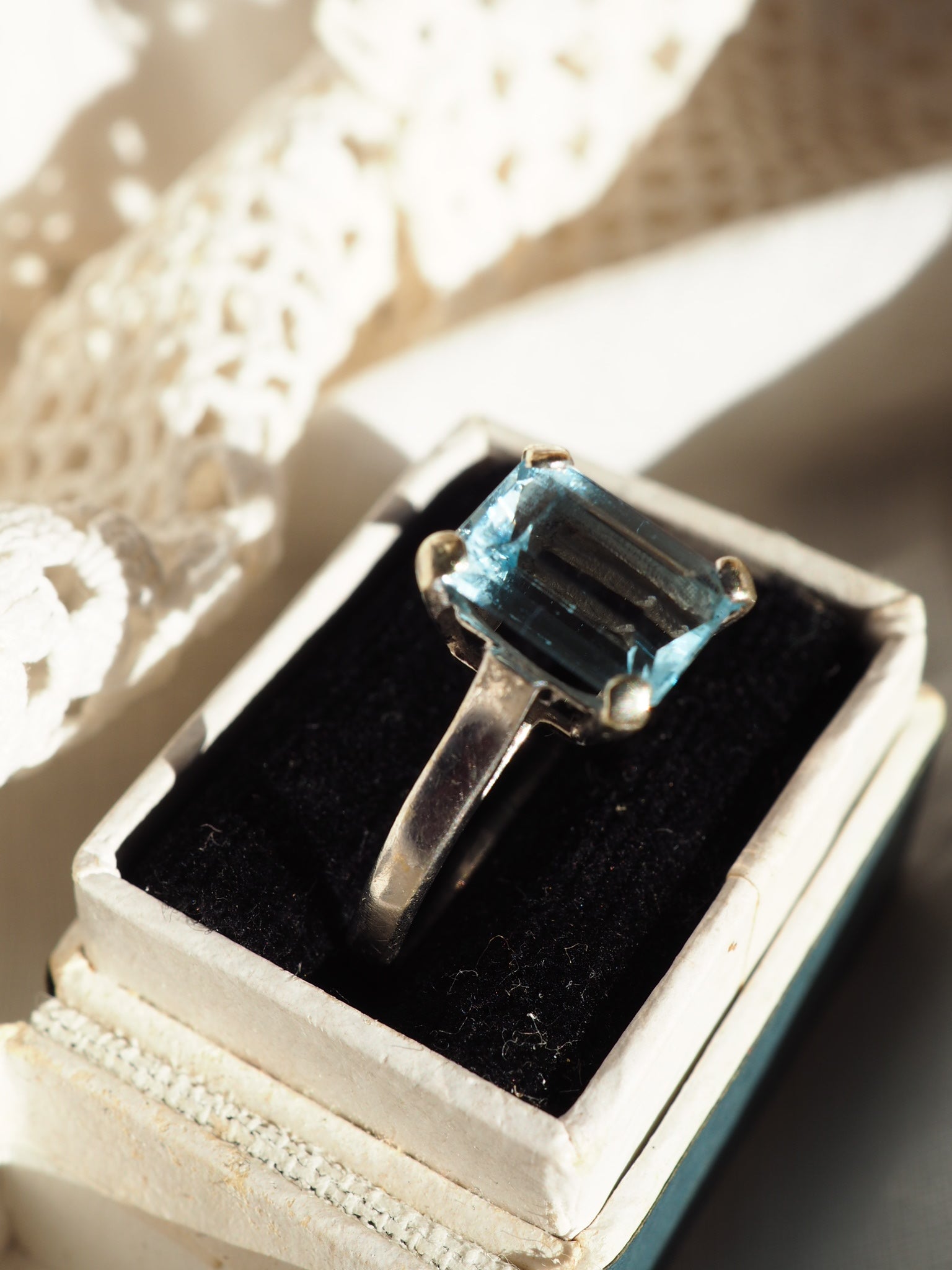9ct White Gold Aquamarine Ring