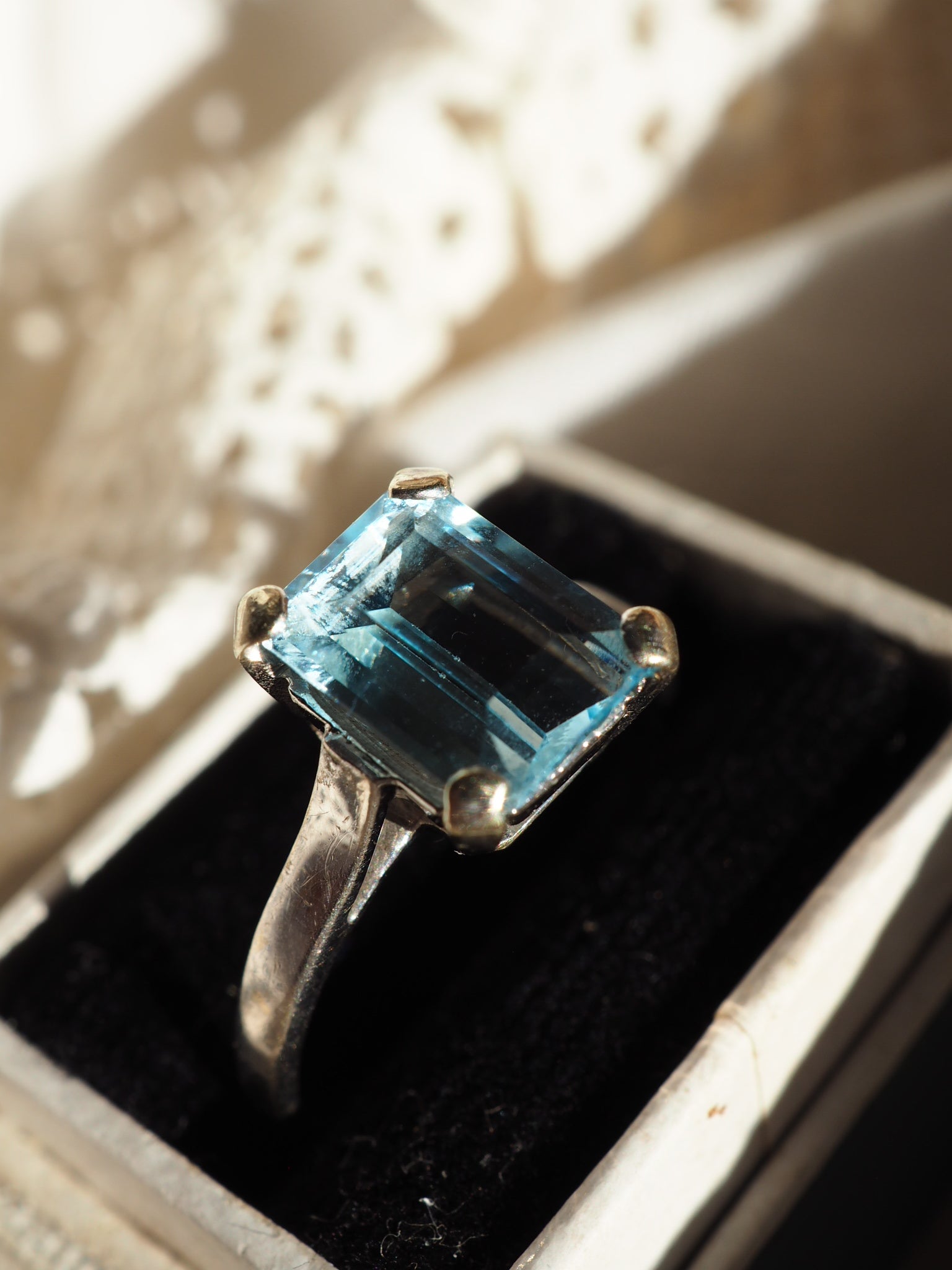 9ct White Gold Aquamarine Ring