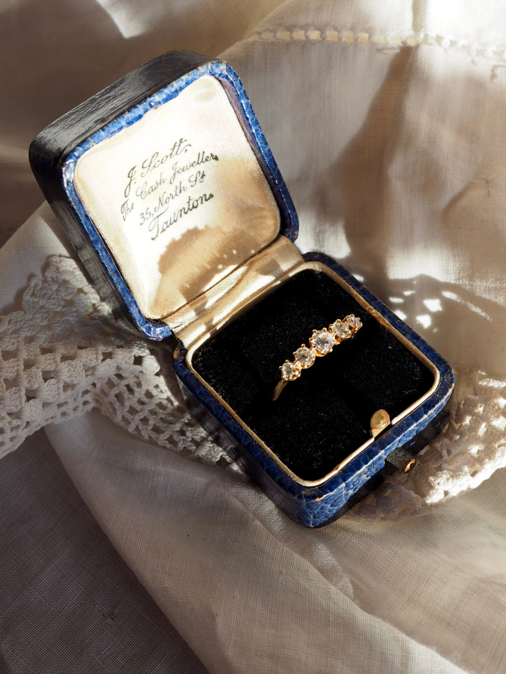 18ct Gold Diamond Set 5 Stone Ring