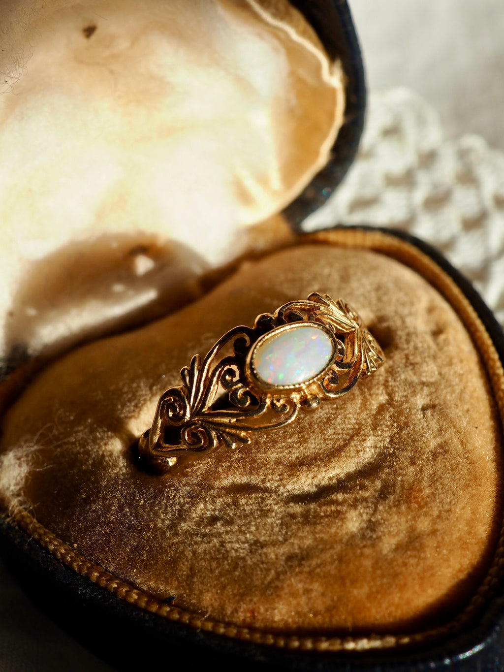 9ct Gold & Opal Decorative Ring