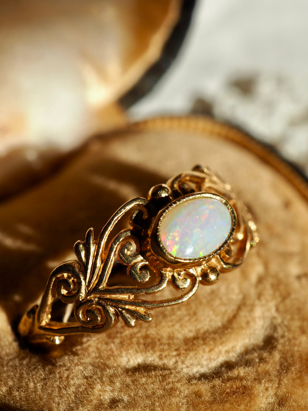 9ct Gold & Opal Decorative Ring