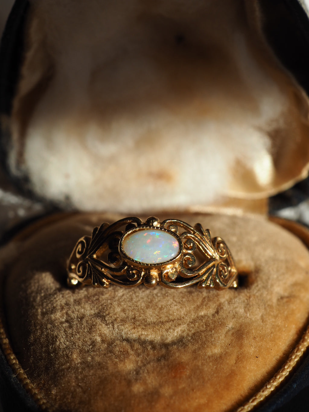 9ct Gold & Opal Decorative Ring