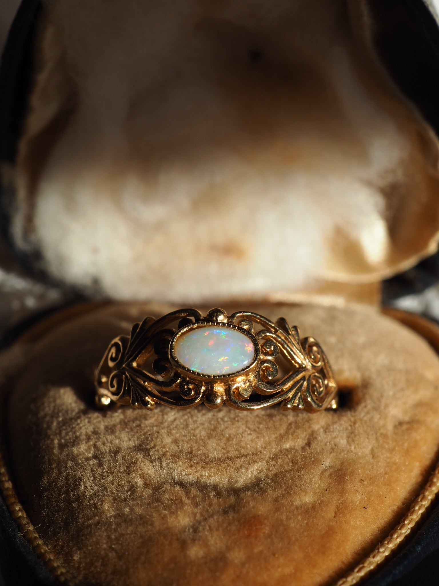 9ct Gold & Opal Decorative Ring