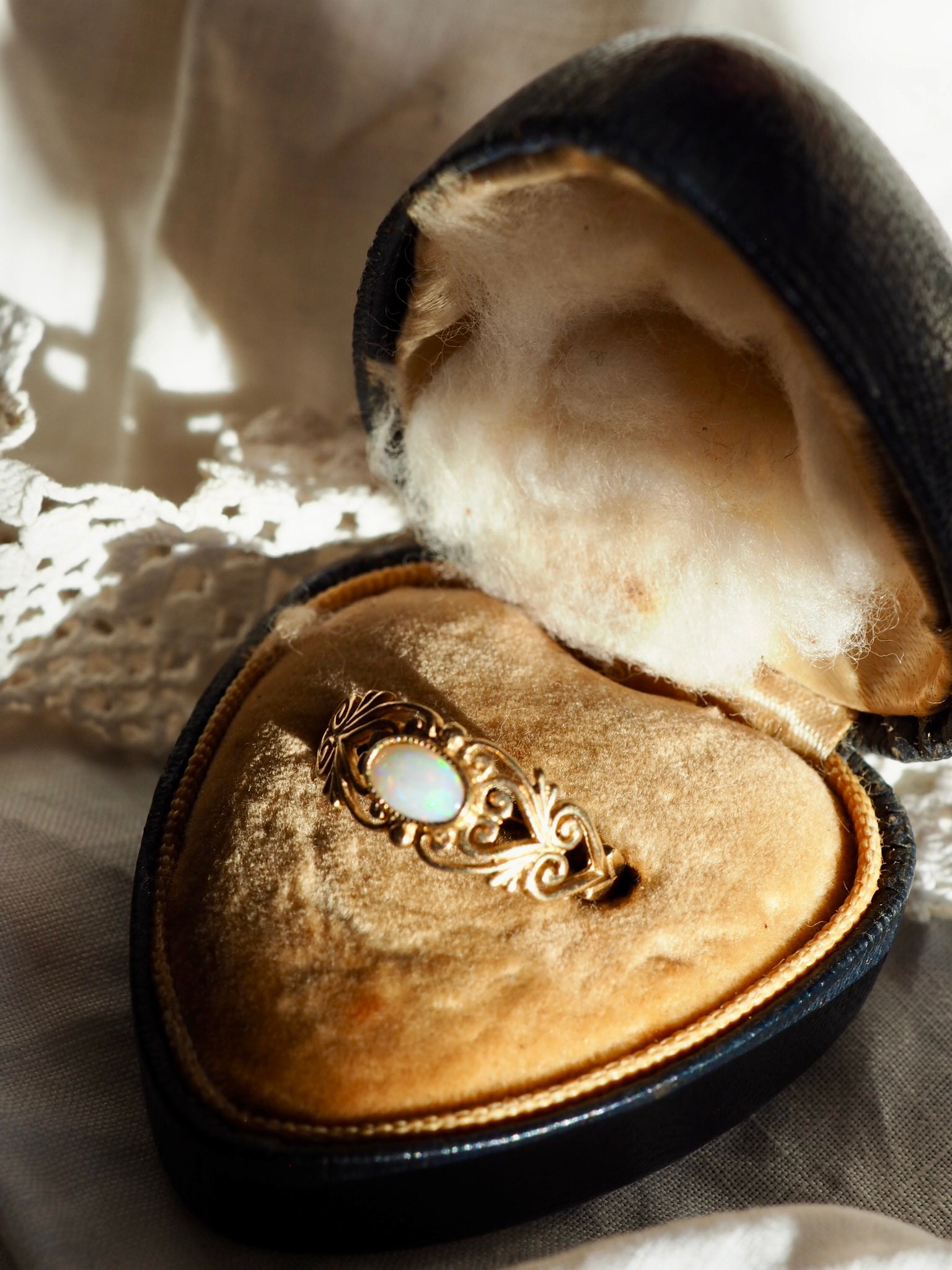 9ct Gold & Opal Decorative Ring