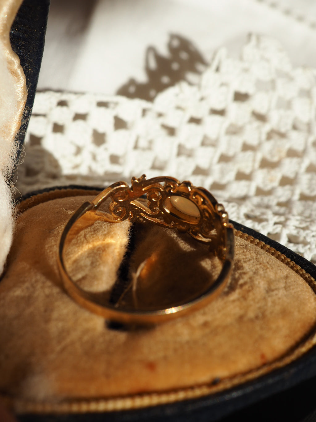 9ct Gold & Opal Decorative Ring