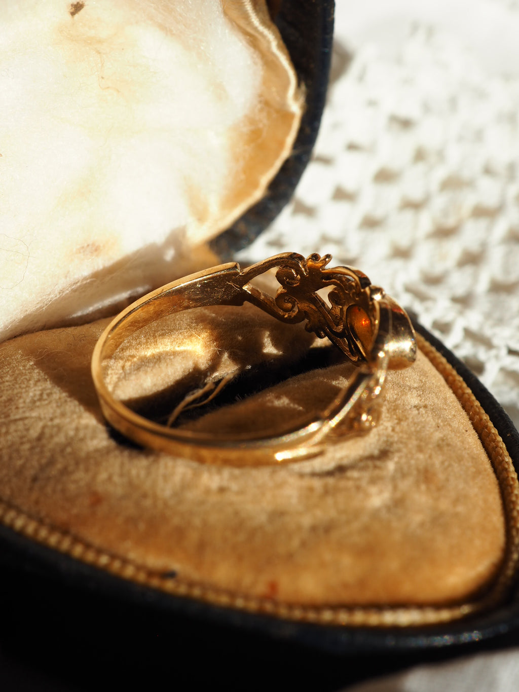 9ct Gold & Opal Decorative Ring