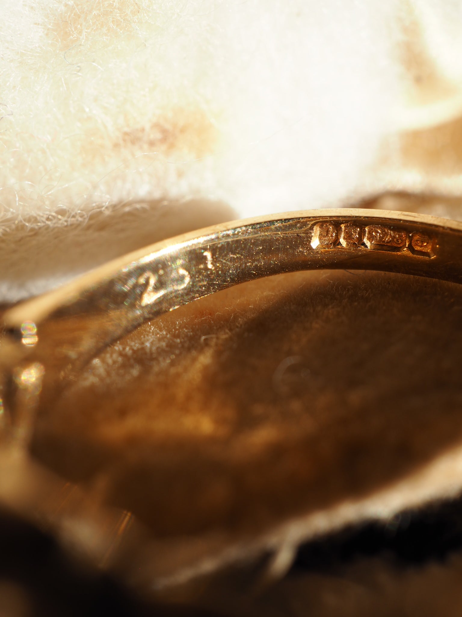 9ct Gold & Opal Decorative Ring