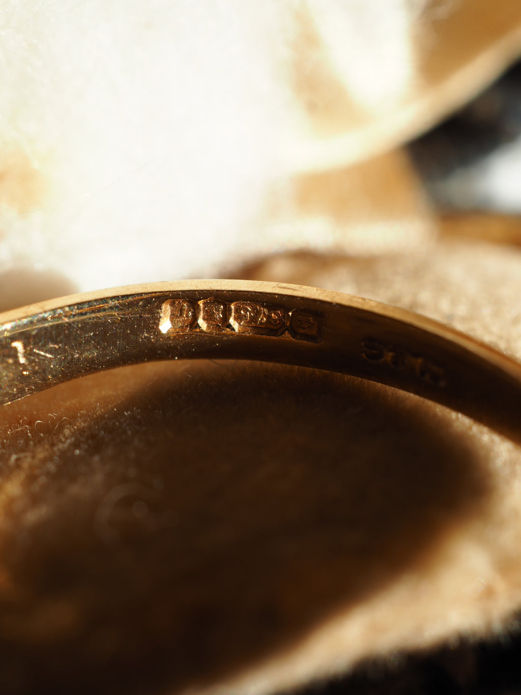 9ct Gold & Opal Decorative Ring