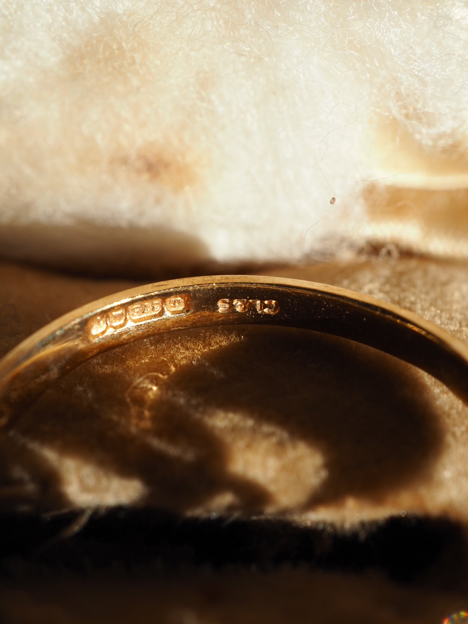 9ct Gold & Opal Decorative Ring