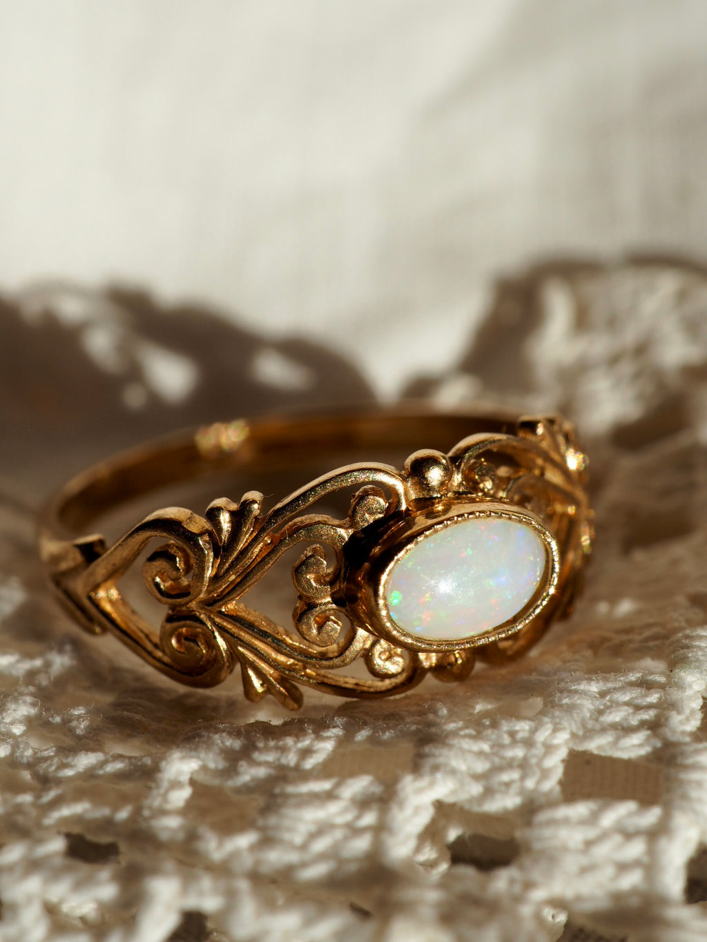 9ct Gold & Opal Decorative Ring
