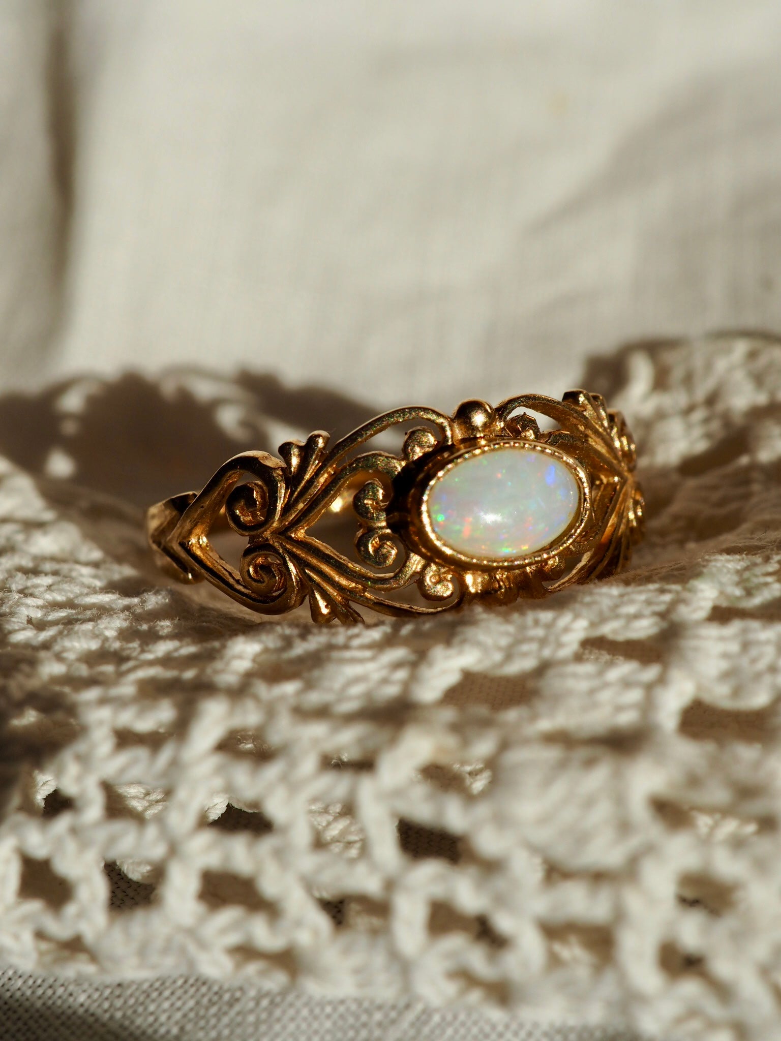9ct Gold & Opal Decorative Ring