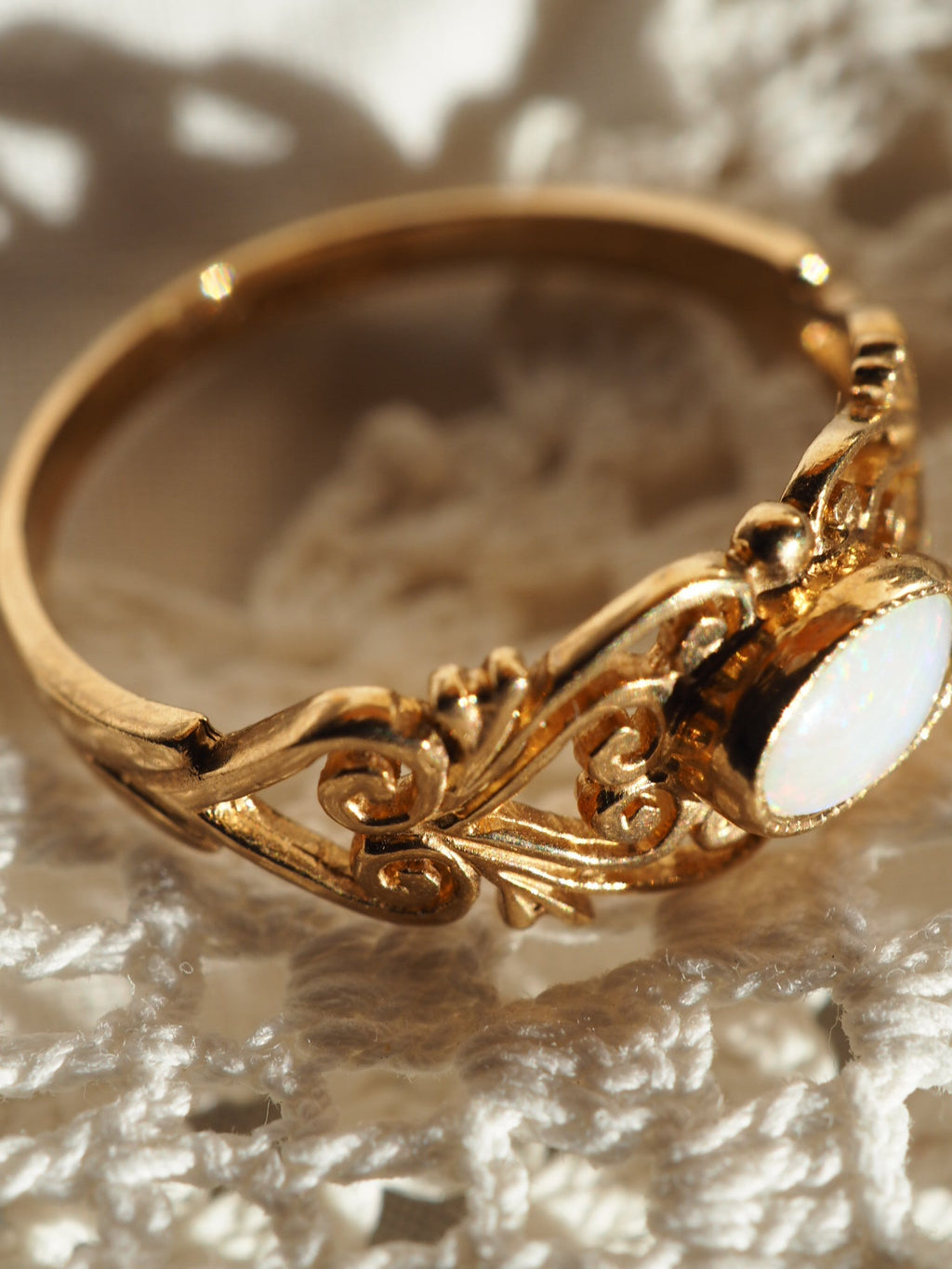 9ct Gold & Opal Decorative Ring